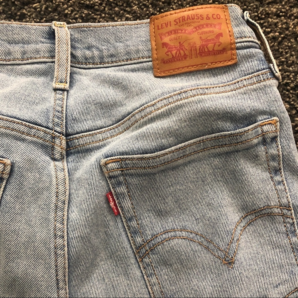 **BRAND NEW LEVI LIGHT WASH JEANS**